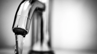 Ein Wasserhahn mit fließendem Wasser. (Symbolbild: pexels/Skitterphoto)
