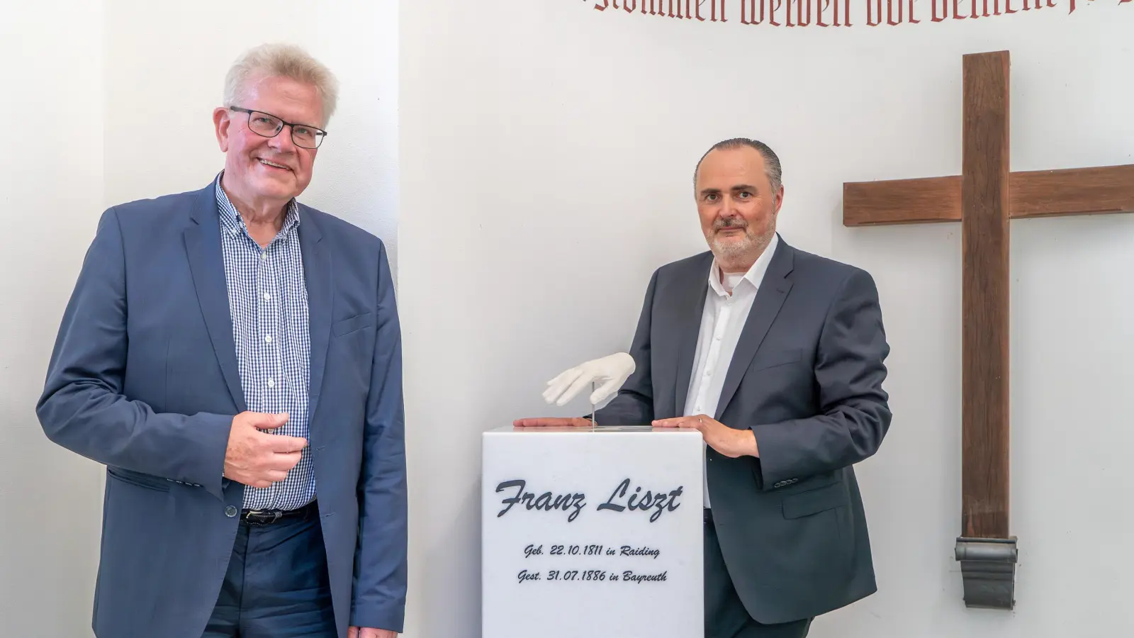 An der Grabstätte von Franz Liszt erinnert jetzt auch eine Gedenkstele an den österreichisch-ungarischen Klaviervirtuosen. V.l.: Oberbürgermeister Thomas Ebersberger und der burgenländische Landeshauptmann Hans-Peter Doskozil.  (Foto: Andreas Harbach )