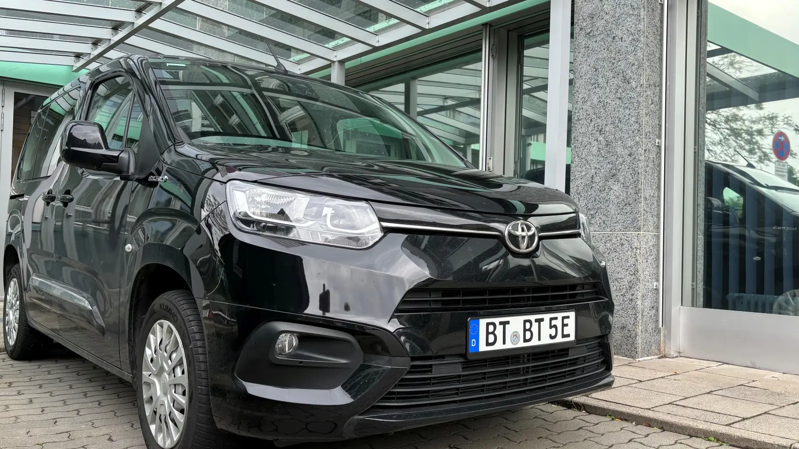 Zum elektrischen Fuhrpark der Stadt Bayreuth gehört auch dieser Toyota Proace City Verso.  (Foto: Stadt Bayreuth)