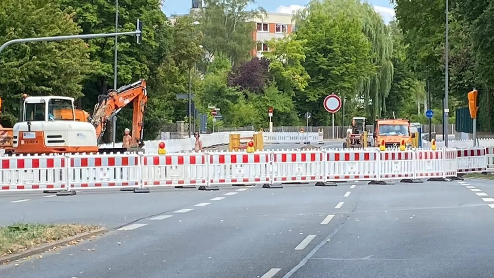 Die Universitätsstraße in Bayreuth bleibt nach einem Wasserrohrbruch mehrere Wochen lang gesperrt. (Foto: Lenkeit)