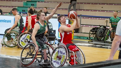 Small Forward Dominik Langer (vorne, hier beim Wurf im Spiel gegen die München Iguanas) bleibt auch in der kommenden Zweitbundesligasaison im Team des RSV Bayreuth aktiv.  (Foto: Archiv/Stefan Dörfler)
