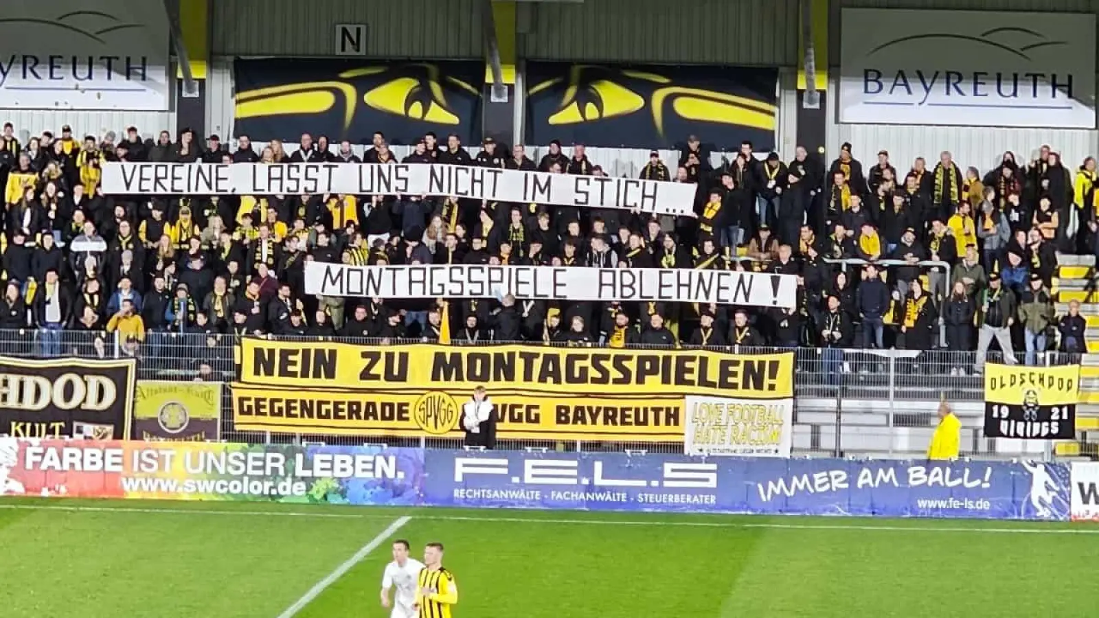 Zu Beginn des Spiels zeigten die Fans auf der Gegengerade ihr Missfallen über die Spielansetzung am Montag Abend. (Foto: jle)