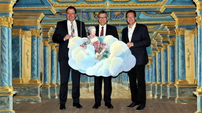 Staatssekretär Martin Schöffel, Staatskanzleichef Dr. Florian Herrmann und der Landtagsabgeordnete Franc Dierl (von links) auf der nachgebauten Barockbühne im Welterbemuseum des Markgräflichen Opernhauses. (Foto: red)