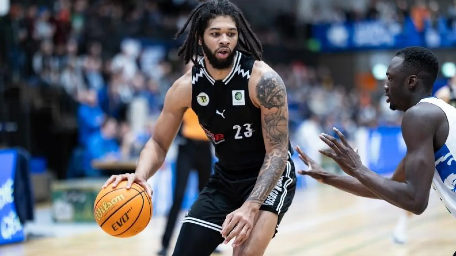 Einen harten Kampf lieferten sich die PS Karlsruhe LIONS und der BBC Bayreuth. (Foto: Achim Kunetka)