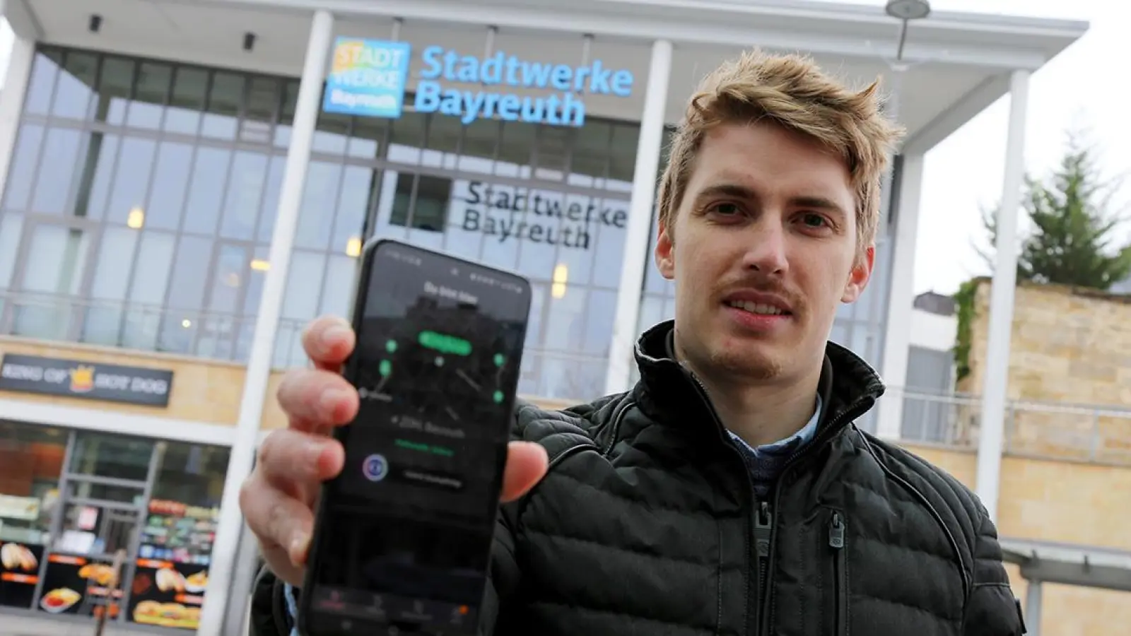 Vincent Feige, Verkehrsplaner der Bayreuther Stadtwerke, präsentiert die egon-App. (Foto: red)