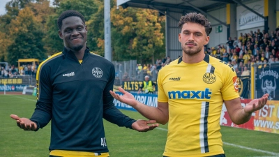 Da war Erijon Shaqiri (rechts) zusammen mit Stürmerkollegen Kelvin Onuigwe vor dem Spiel gegen Landsberg am vergangenen Samstag noch zum Spaßen aufgelegt. Jetzt fällt der bislang erfolgreichste Torschütze der aktuellen Saison 2026/27 verletzungsbedingt bis zur Winterpause aus. (Foto: SpVgg Bayreuth/Simon Helfensdörfer)