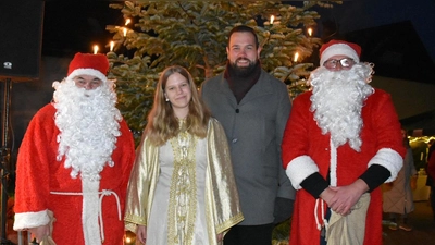 Auf dem Bild: Die beiden Nikoläuse mit Christkind Hannah Gräbner und dem Bürgermeister der Gemeinde Bindlach Christian Brunner.  (Foto: Gemeinde Bindlach )