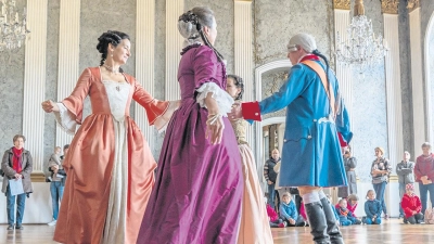 Höfisches Treiben im Festsaal des Neuen Schlosses: Tanzvorführungen und Standkonzerte versetzen die <br>Gäste zurück in die Zeit des Barock – im Bild: Mitglieder der Historischen Darstellergruppe Oberfranken e.V. (Foto: bayreuth.media)