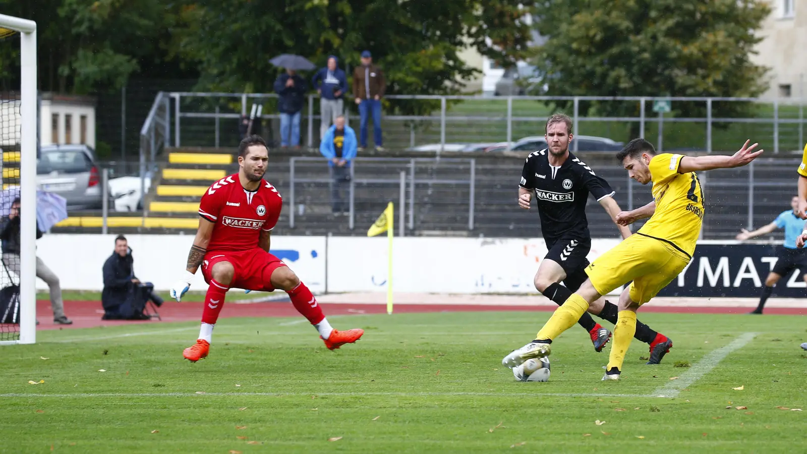Fast der Siegtreffer: Johannes Golla verzieht ganz knapp. (Foto: Peter Kolb)