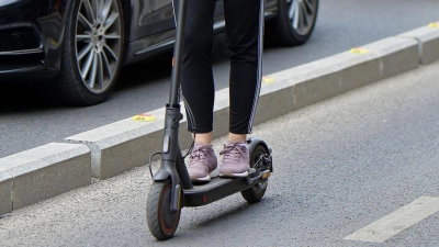 Ein E-Scooter im Straßenverkehr: Seit 1. März sind neue Versicherungskennzeichen notwendig. (Archivbild: pixabay/Surprising_SnapShots)