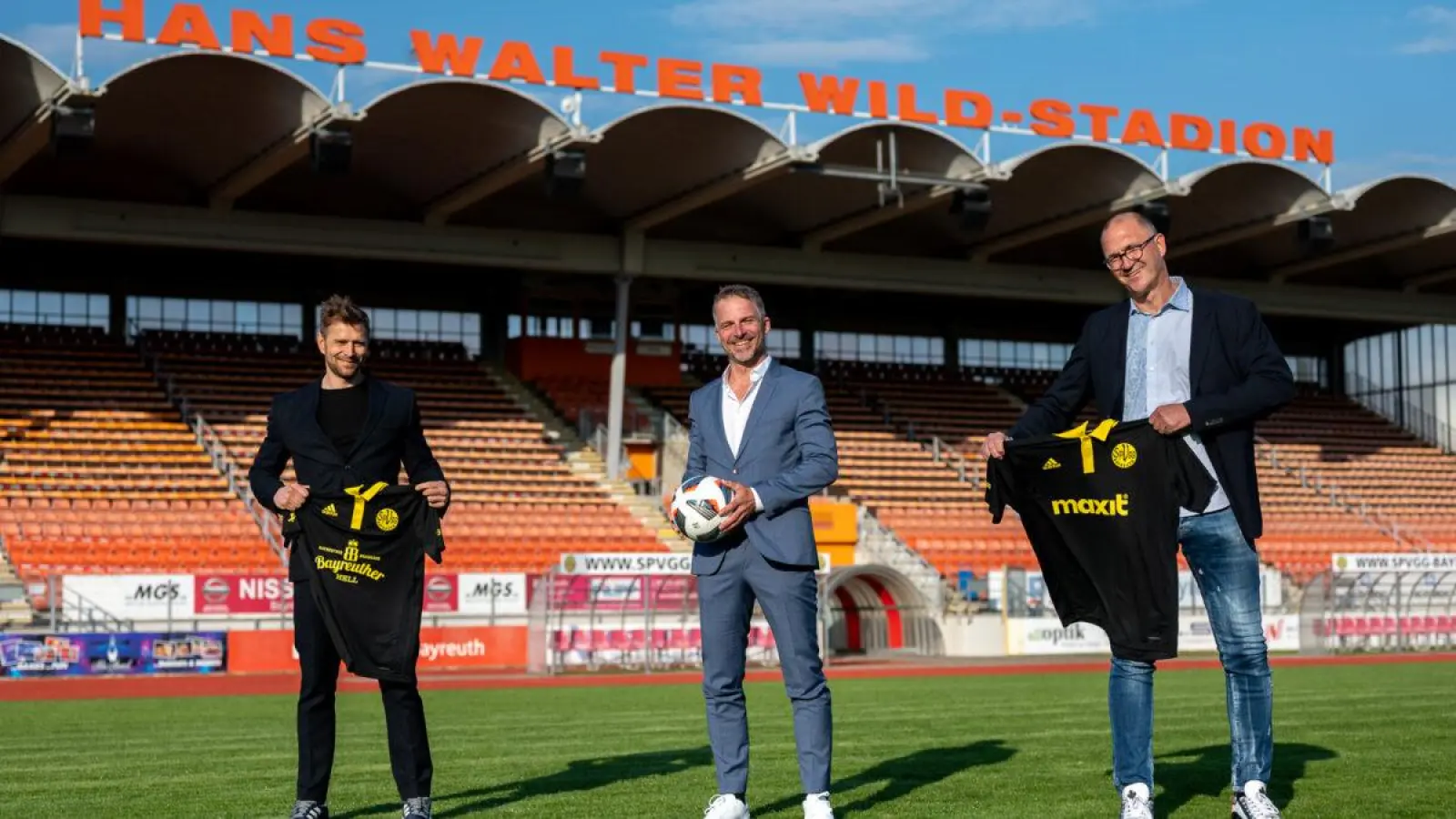 Tomas Kanovsky (Mitte) steigt bei der SpVgg Bayreuth ein. (Foto: SpVgg Bayreuth)