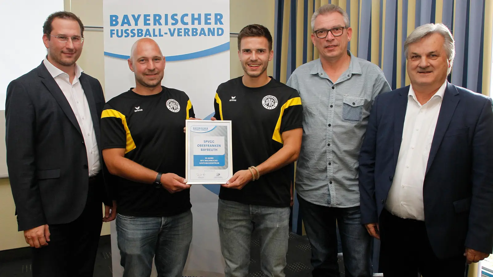 Foto: BFV. Das Foto zeigt (von links) Florian Weißmann (Verbands-Jugendleiter), Florian Wurster, Benjamin Koch (beide SpVgg Oberfranken Bayreuth) sowie Reinhold Baier (BFV-Vizepräsident). (Foto: inBayreuth.de)