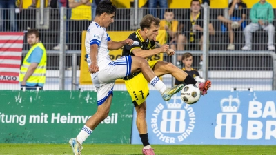 Auch Felix Heim (rechts, hier in einem Zweikampf), trotz einer längeren Verletzungspause bester Torschütze der Altstädter in der vergangenen Saison, verlässt die SpVgg Bayreuth. (Foto: Archiv/Dirk Ellmer)