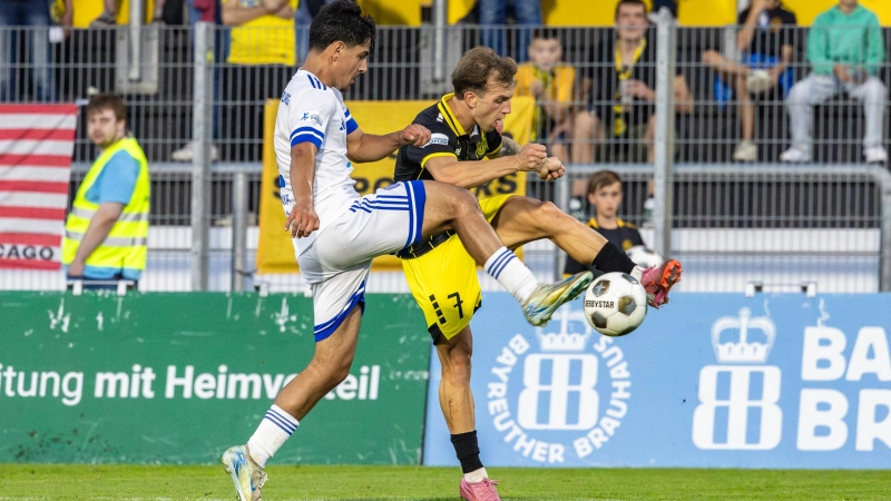 Auch Felix Heim (rechts, hier in einem Zweikampf), trotz einer längeren Verletzungspause bester Torschütze der Altstädter in der vergangenen Saison, verlässt die SpVgg Bayreuth. (Foto: Archiv/Dirk Ellmer)