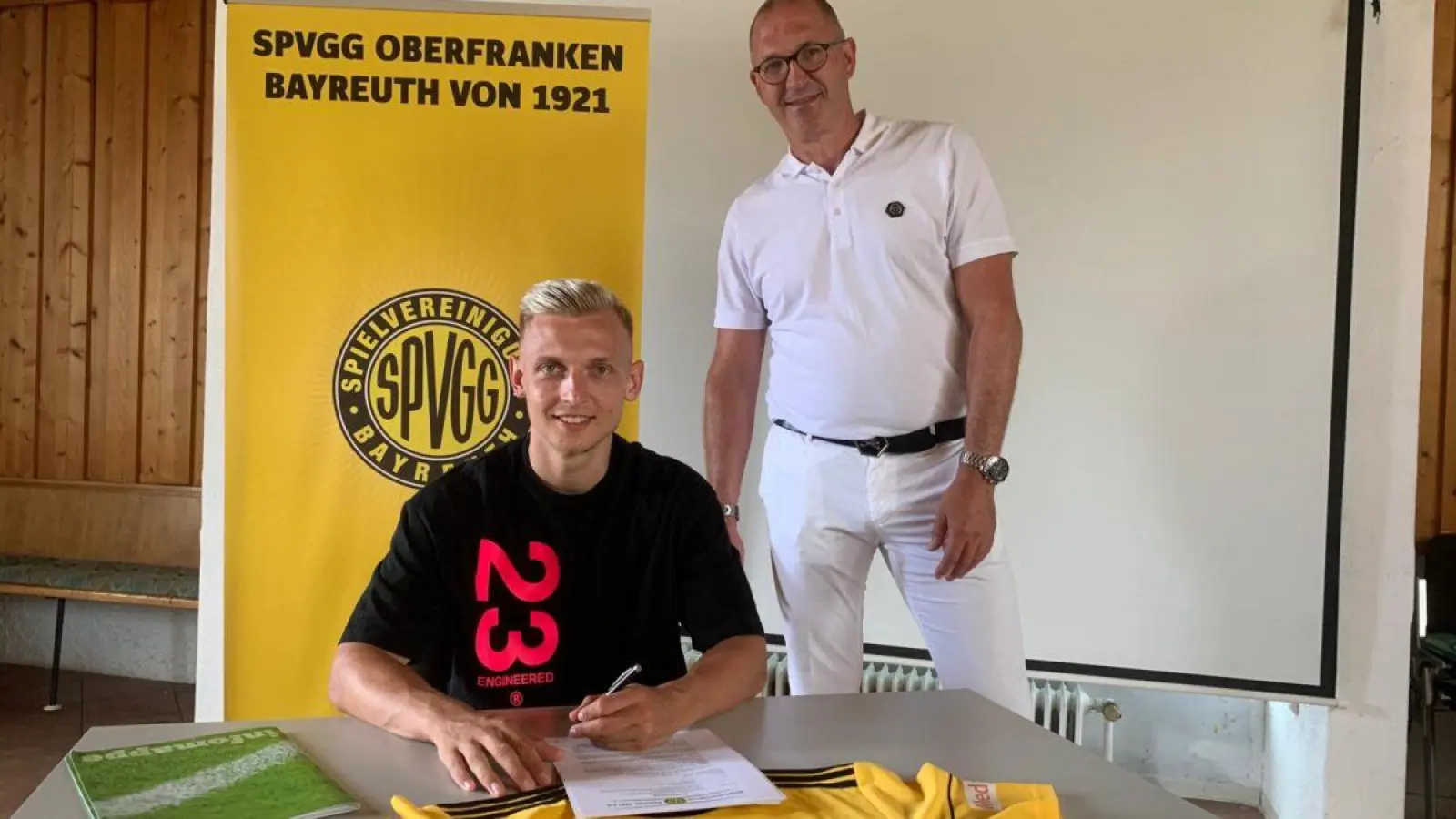 Die Tinte ist trocken: Benedikt Kirsch hat in Bayreuth unterschrieben. (Foto: SpVgg Bayreuth)