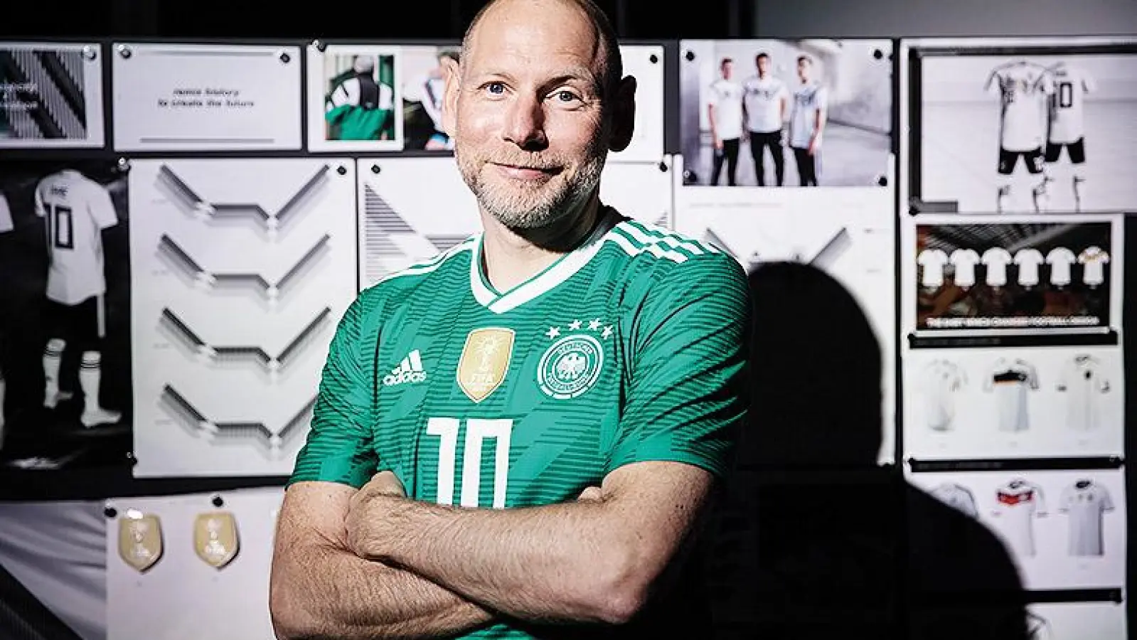 Jürgen Rank, Chefdesigner bei Adidas, im Weltmeistertrikot der Deutschen Fußball-Nationalmannschaft von 2014. Foto: Adidas (Foto: inBayreuth.de)