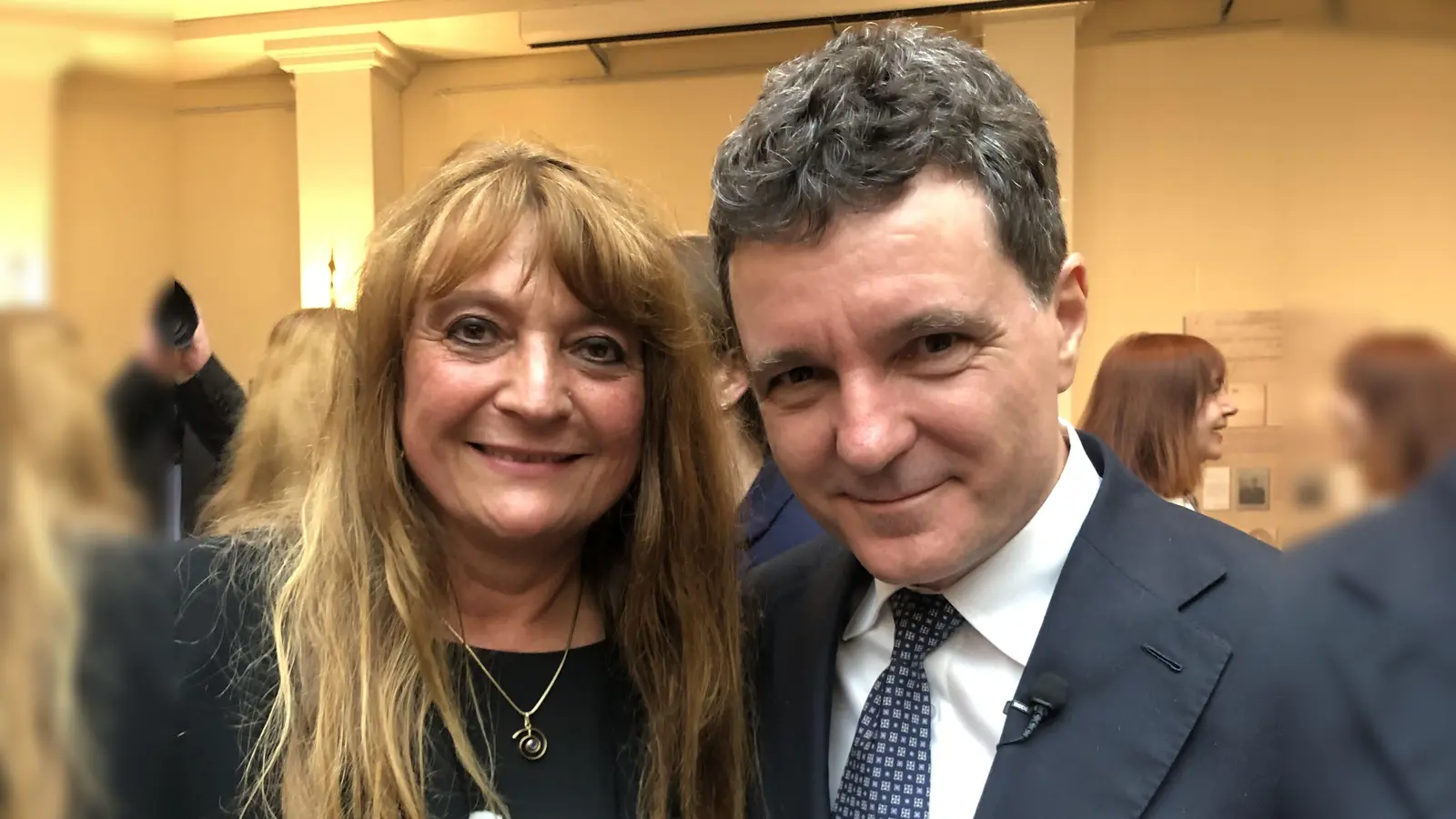 Mavie Schäfer von der Deutsch-Rumänischen Gesellschaft Oberfranken e.V. mit Präsident Nicușor Dan in Berlin.	 (Foto: red )