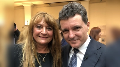 Mavie Schäfer von der Deutsch-Rumänischen Gesellschaft Oberfranken e.V. mit Präsident Nicușor Dan in Berlin.	 (Foto: red )