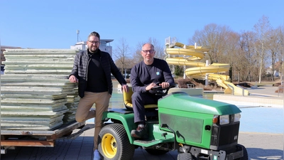 V.l.: Stadtwerke-Bäderleiter Benjamin Beyer und Kreuzer-Leiter Uwe Kasel (Foto: red )