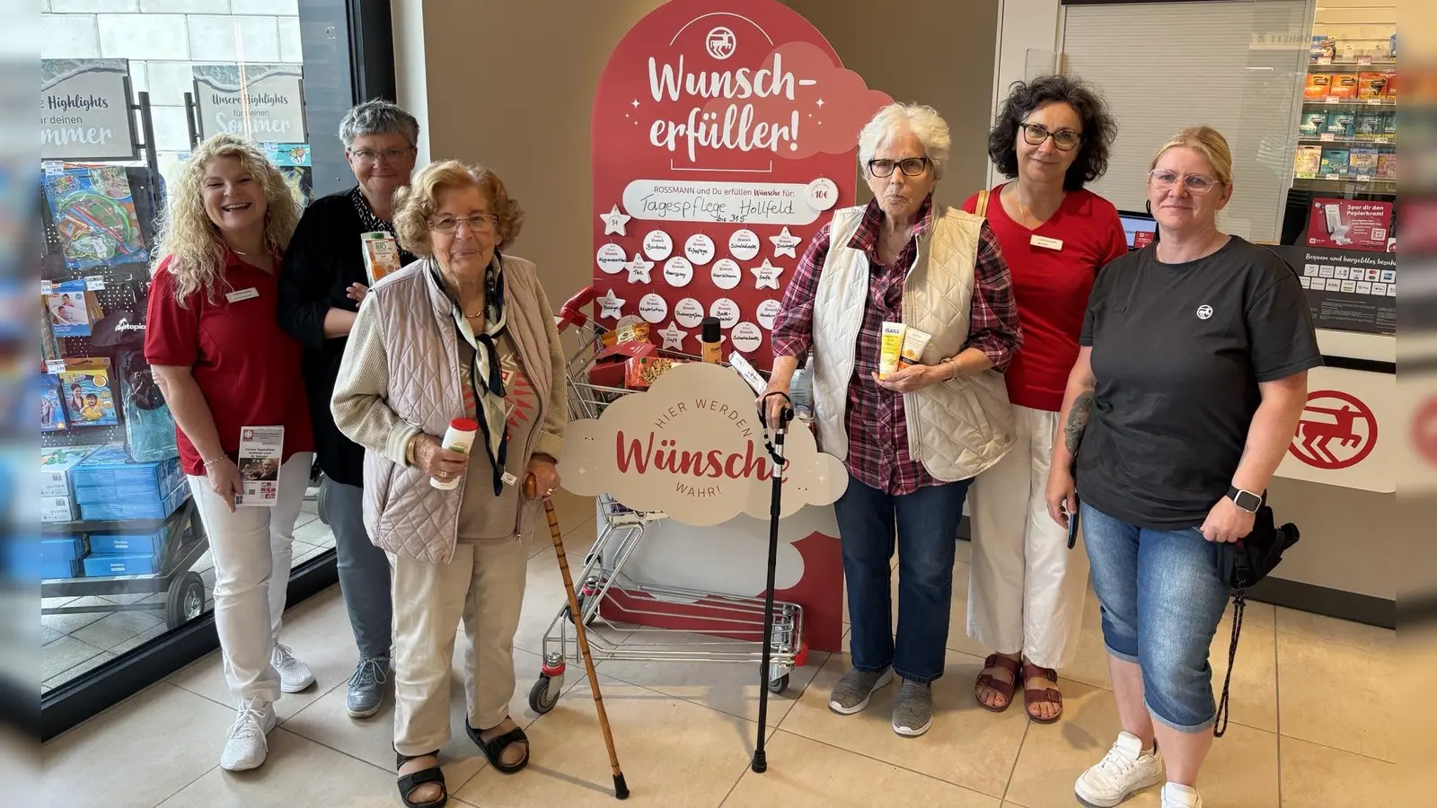 v.l.: Andrea Liepke (Leitung Caritas Tagespflege Hollfelder Land St. Salvator), Besucherinnen der Tagespflege sowie ROSSMANN-Mitarbeiterin Ramona Jähnig (rechts außen) (Foto: red )