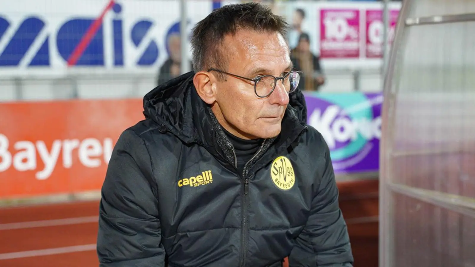 Bayreuths Ex-Geschäftsführer Michael Born bei der Flutlicht-Premiere am 7. November 2022 gegen Elversberg. (Archivbild: Dörfler)