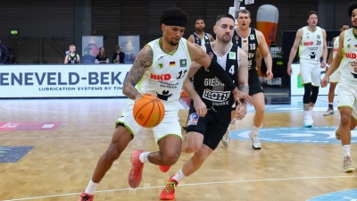 Cantia Rahming (links, am Ball, hier im Spiel gegen die GIESSEN 46ers) schließt sich in der neuen Saison den MLP Academics Heidelberg an. (Foto: BBC Bayreuth/Peter Kolb)