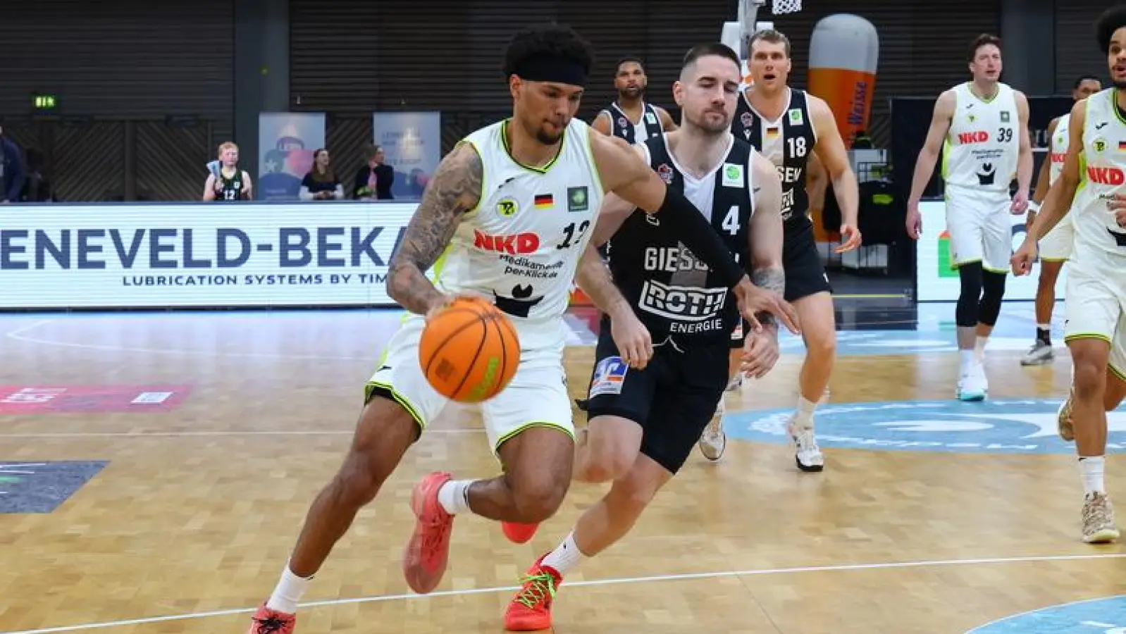 Cantia Rahming (links, am Ball, hier im Spiel gegen die GIESSEN 46ers) schließt sich in der neuen Saison den MLP Academics Heidelberg an. (Foto: BBC Bayreuth/Peter Kolb)