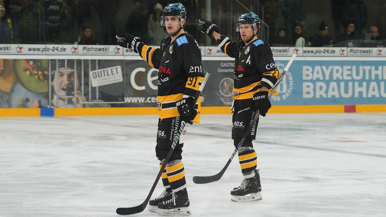 Wohin führt der Weg der Bayreuth Tigers? Die Spieler Mark Ledlin (links, Nummer 91) und Brett Schaefer (rechts, Nummer 27; jetzt Bietigheim Steelers) (Archivbild: Stefan Dörfler)