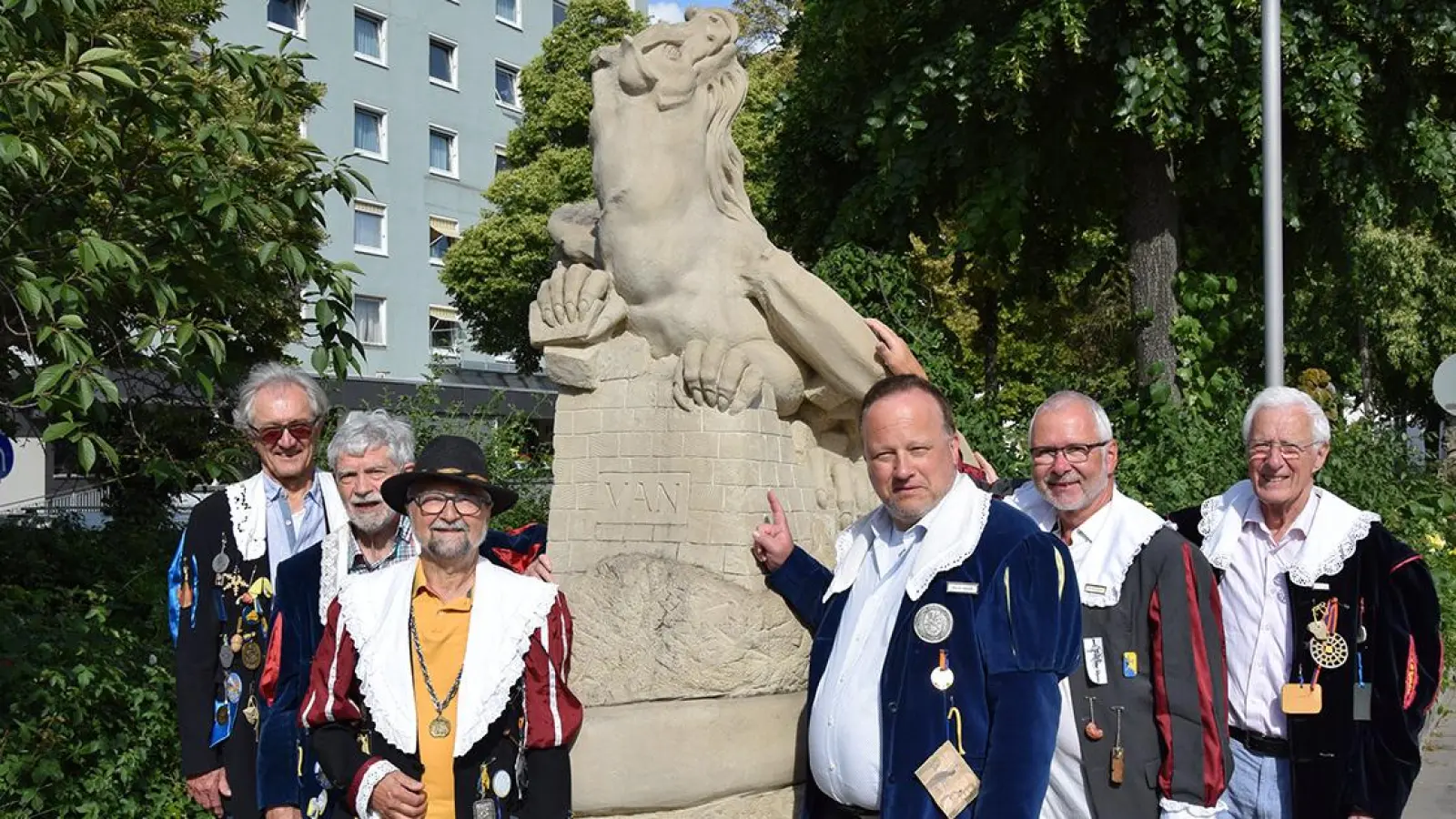 Niederländter in Bayreuth vor Lindwurm-Denkmal. (Foto: Lenkeit)