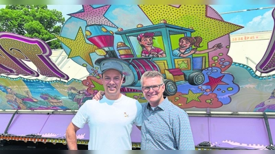 V.l.: Sven Sommerer und Joe Dippold engagieren sich im Schaustellerverband.  (Foto: gmu)