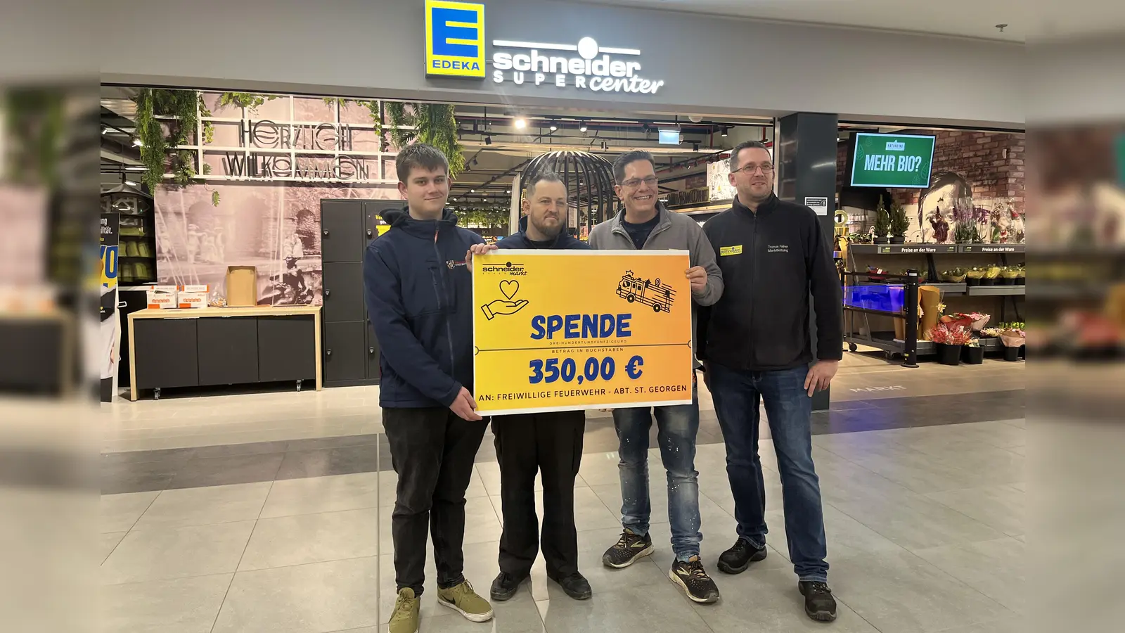 Robin Müller &amp; Daniel Popp (Freiwillige Feuerwehr Bayreuth), Patrick Schneider (Inhaber Edeka Schneider Märkte), Thomas Failner (Marktleiter schneiderSUPERcenter Riedingerstraße) (Foto: red )