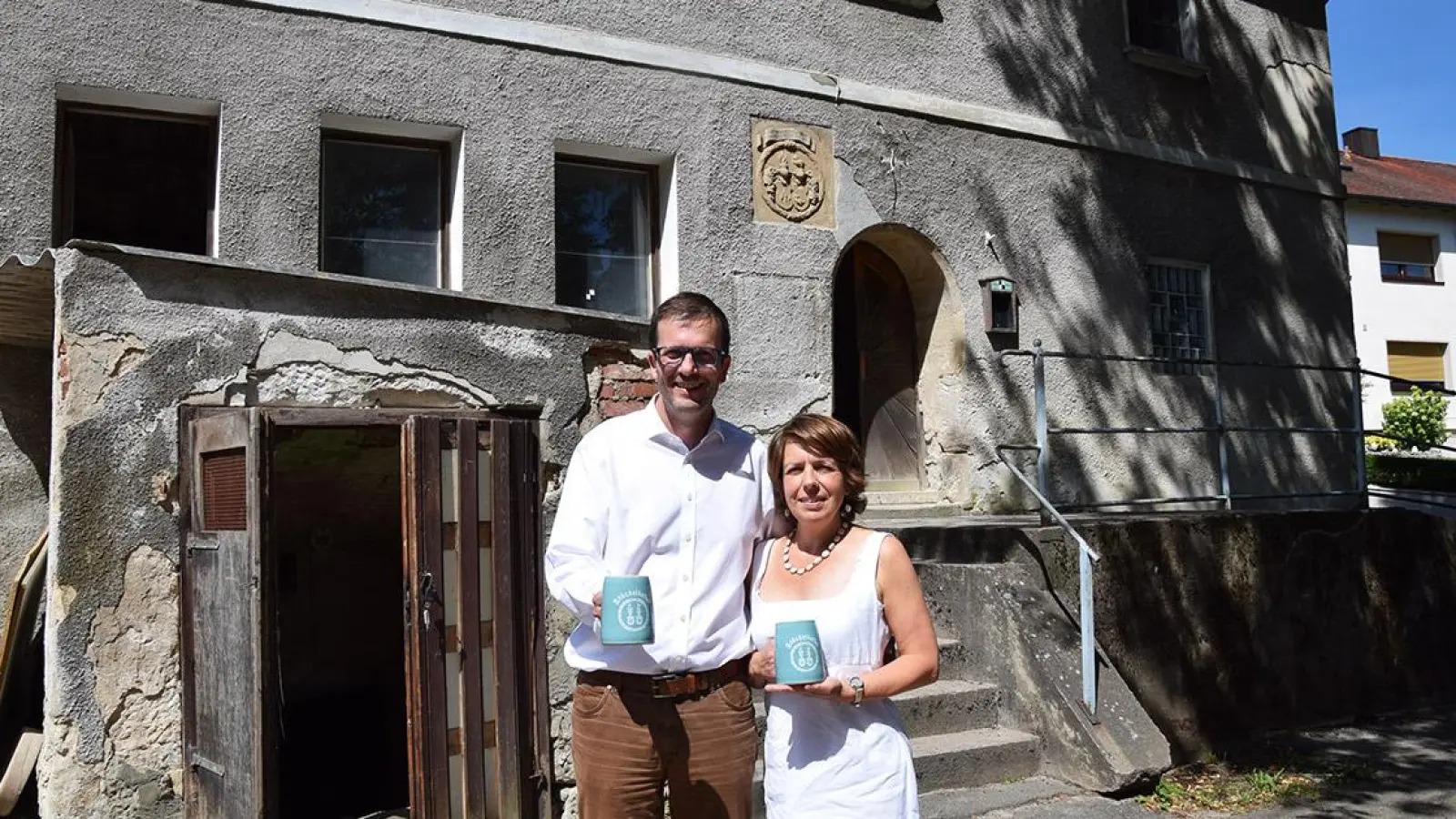 Die Bayreuther Melanie und Christoph Scholz  haben das Haus vor einem Jahr gekauft. (Foto: Jessica Mohr)
