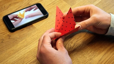 Das Basteln mit Faltpapier hat einen pädagogischen Wert: beispielsweise die Stärkung der Feinmotorik, der künstlerischen Kreativität und der Konzentrationsfähigkeit. (Foto: djd/PEFC)