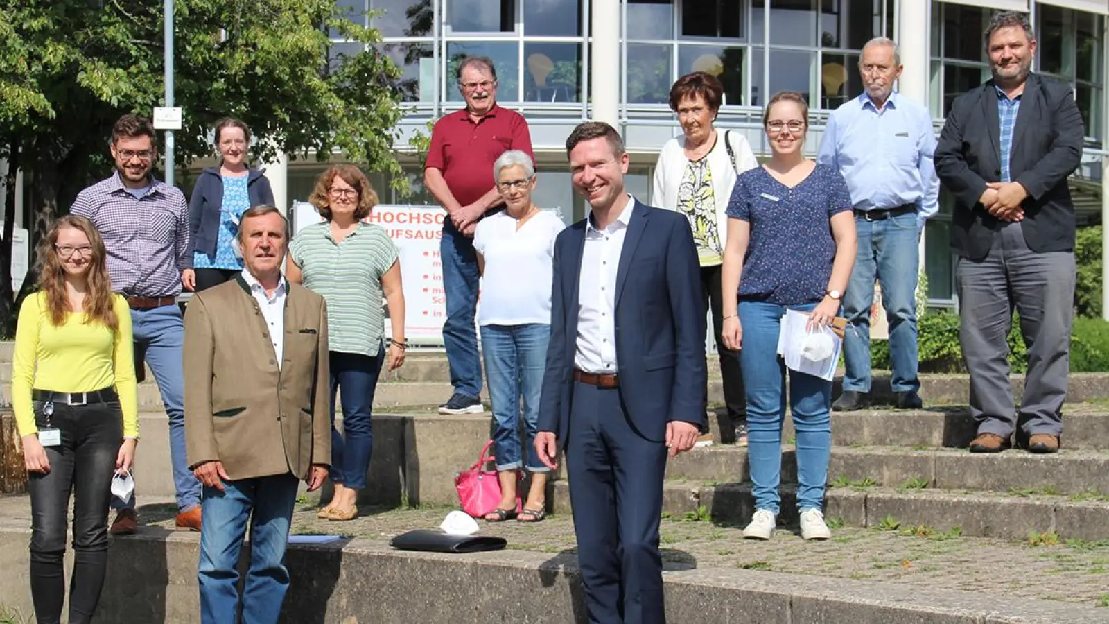 Anja Wittmann (Impfhotline, Landratsamt Bayreuth), Ulrich Scheffer (koordinierender Leiter der Impfzentren, Landratsamt Bayreuth), Karin Czerwinski (Gesundheitswesen, Landratsamt Bayreuth), Dr. Christoph Rabenstein (VdK-Kreisvorsitzender), Kerstin Popp (Landratsamt Bayreuth), Hans-Karl Schönner (VdK), Herma Vogel (VdK), Landrat Florian Wiedemann, Margarete Riehl (VdK), Christina Fehmel (Leiterin der Impfhotline, Landratsamt Bayreuth), Prof. Dr. Werner Grüninger (VdK), Dr. Stefan Wirth (ärztlicher Leiter der Impfzentren). (Foto: red)