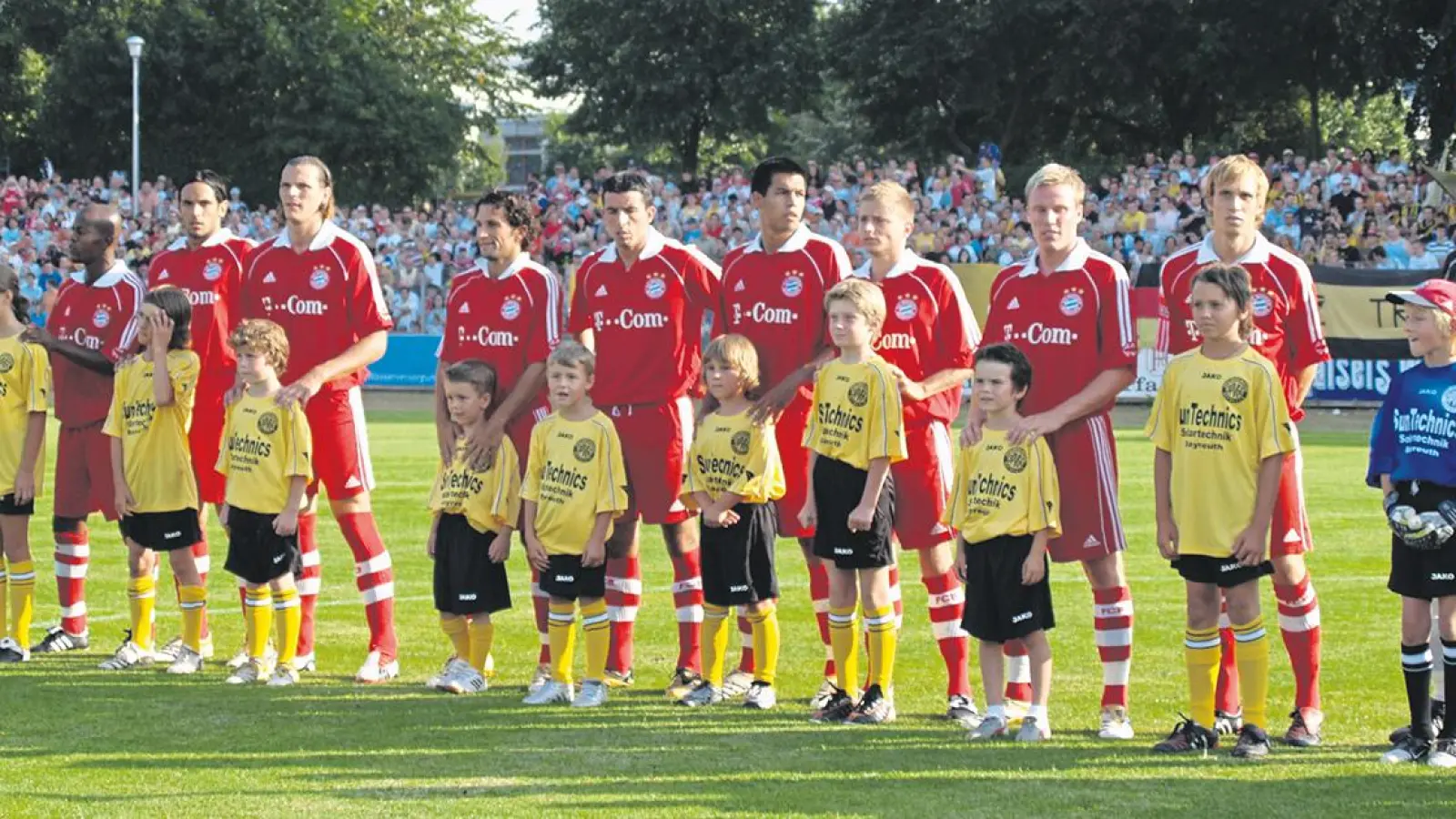 Vierter von links: Hasan Salihamidžić, heutiger FC Bayern-Sportvorstand. (Foto: Wolfgang Munzert)