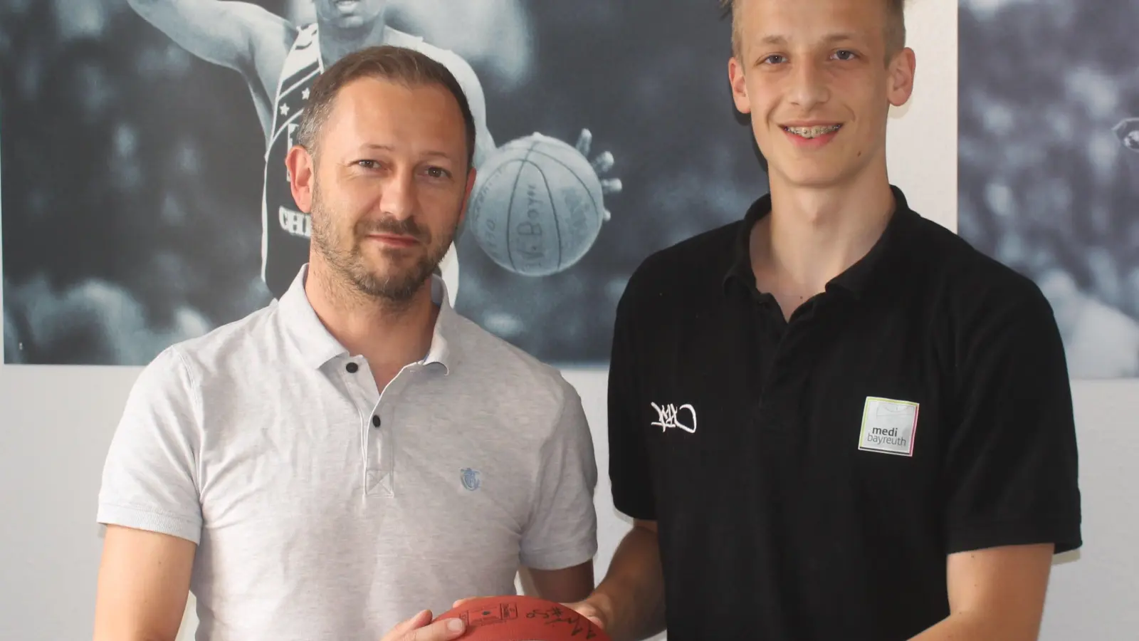 Geschäftsführer Bjrörn Albrecht zusammen mit Nico Wenzl. Foto: medi bayreuth. (Foto: inBayreuth.de)