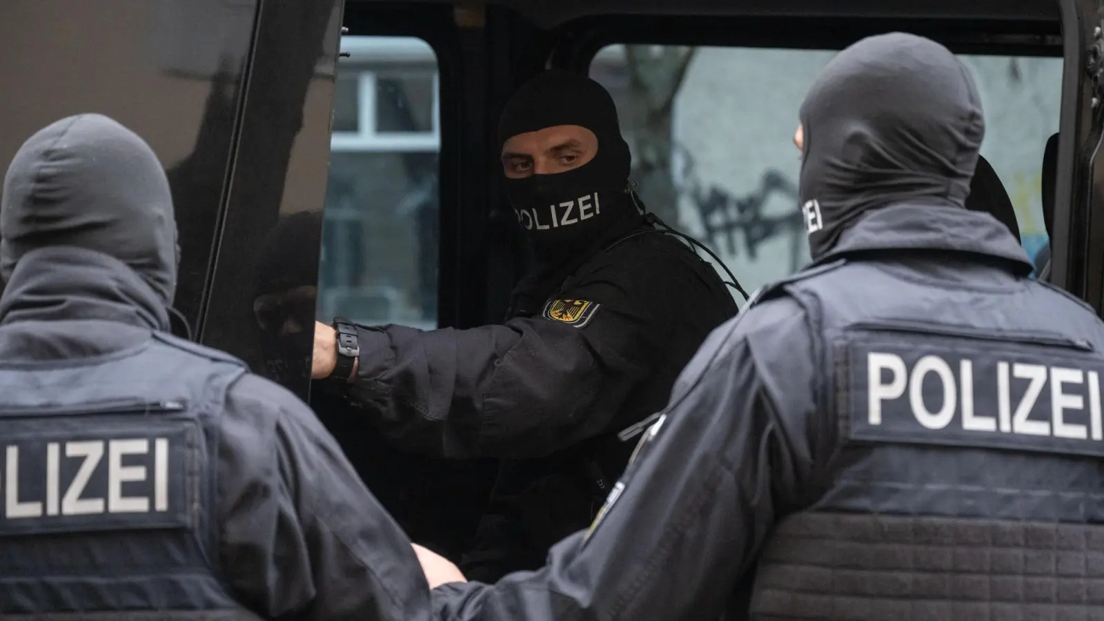 Razzia in Pottenstein: Polizisten ermitteln gegen die organisierte Kriminalität. (Foto: red)
