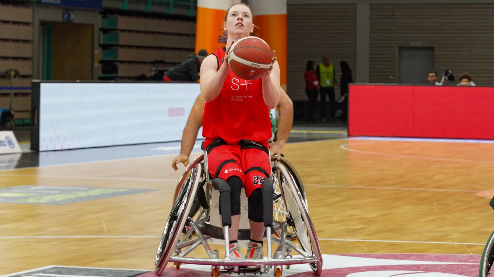 Dagmar van Hinte (hier im Spiel der vergangenen Saison gegen die Iguanas München) setzt zum Korbwurf an. (Foto: Archiv/sd)