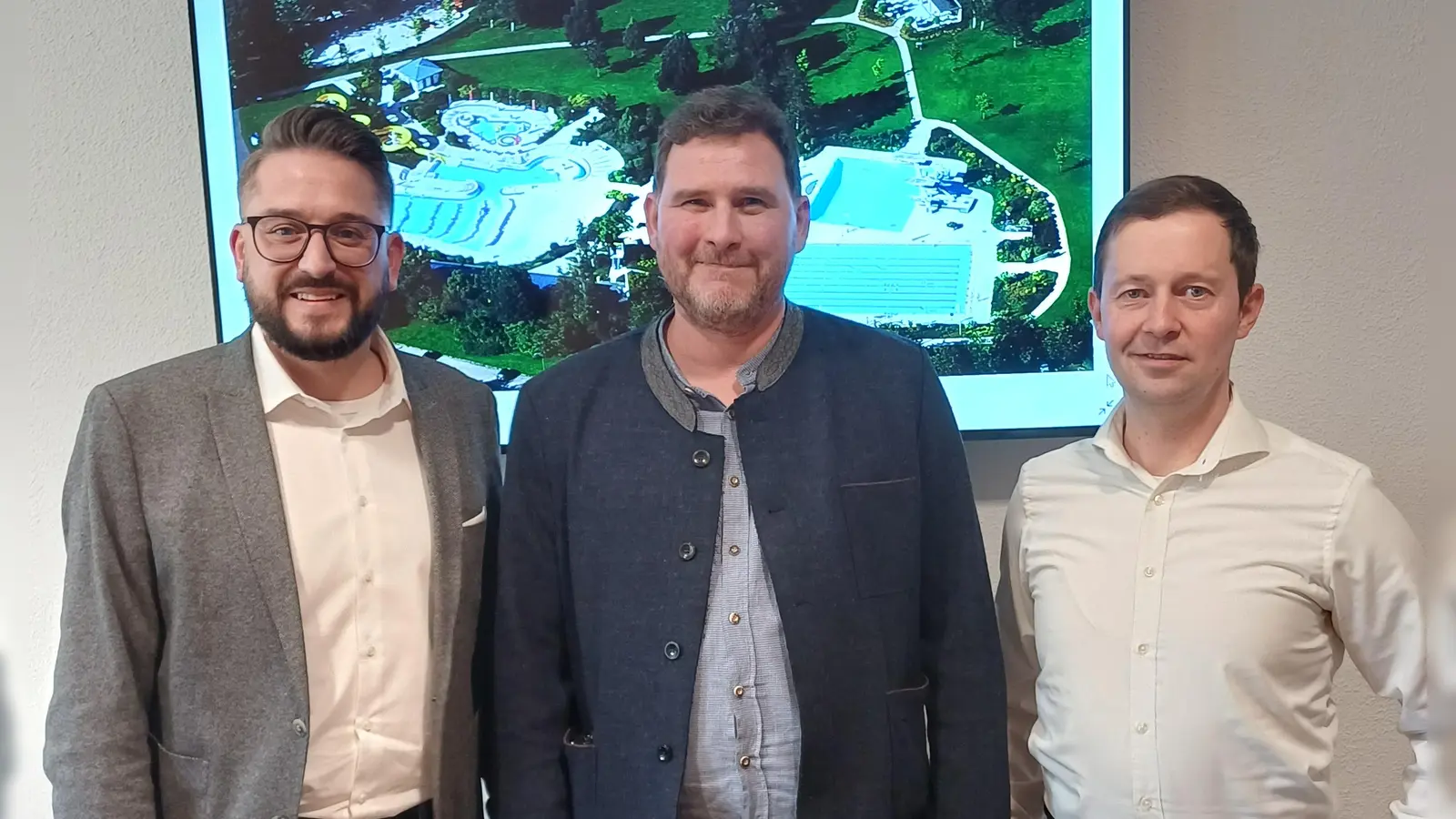 V.l.: Benjamin Beyer (Bäderleiter Stadtwerke Bayreuth), Jörg Haller (neuer Pächter Bistro Kreuzsteinbad) und Markus Rützel (Geschäftsführer Stadtwerke Bayreuth) (Foto: Stadtwerke Bayreuth)
