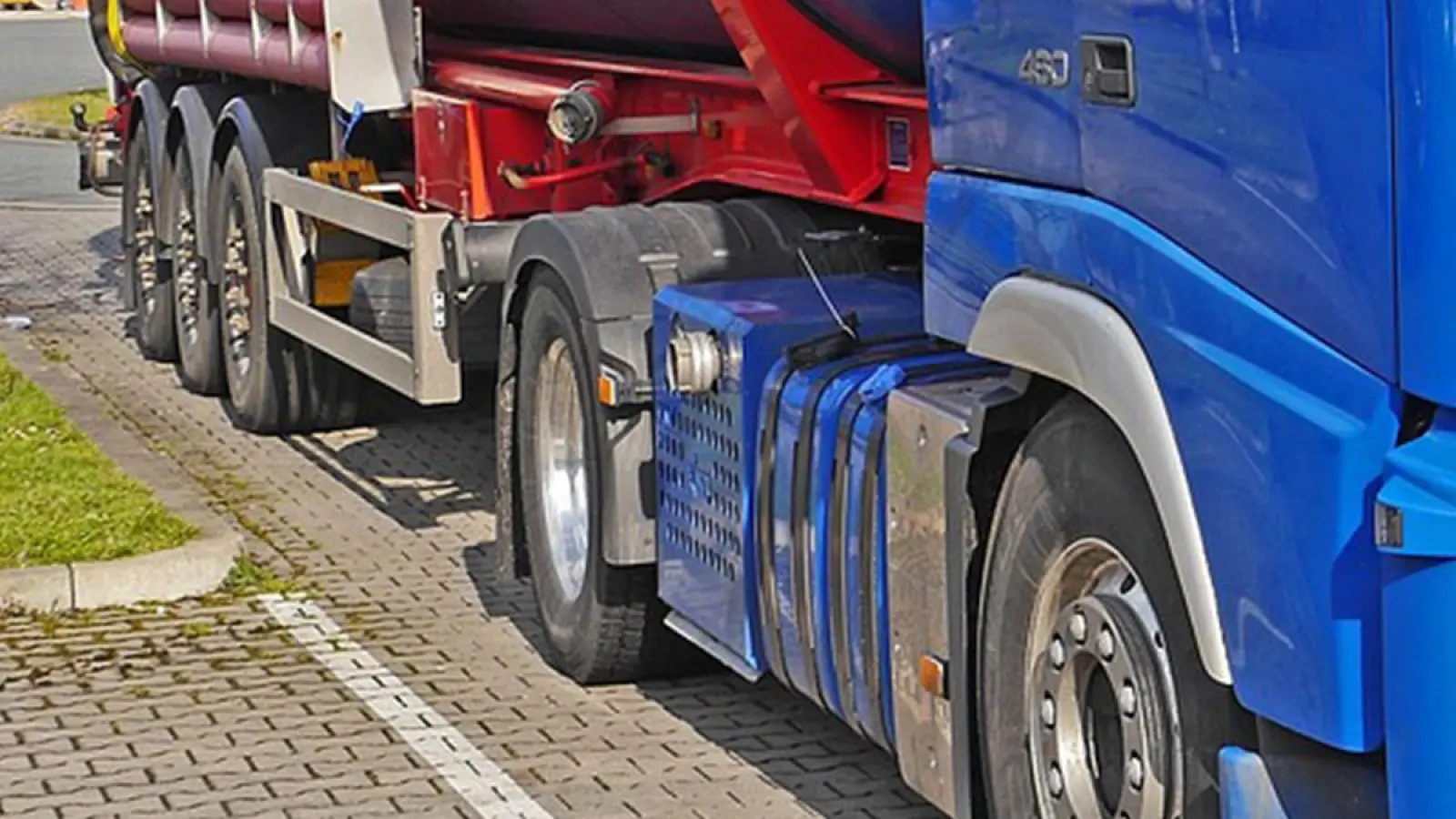 In Bayreuth wurde ein Sattelauflieger erst gestohlen, dann schnell wieder gefunden. (Symbolbild: pixabay/hpgruesen)