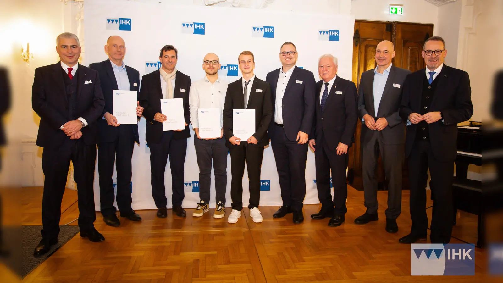 IHK-Präsident Dr. Michael Waasner (links) und IHK-Hauptgeschäftsführer Wolfram Brehm (rechts) zeichneten die beiden „Bayernbesten” Lino Jung (4. von links) und Fabian Gaudig (5. von links) aus dem Raum Bayreuth aus. Mit im Bild Gratulanten und Vertreter der Ausbildungsbetriebe und Berufsschulen. (Foto: Dominik Ochs)