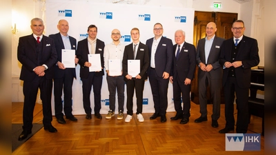 IHK-Präsident Dr. Michael Waasner (links) und IHK-Hauptgeschäftsführer Wolfram Brehm (rechts) zeichneten die beiden „Bayernbesten” Lino Jung (4. von links) und Fabian Gaudig (5. von links) aus dem Raum Bayreuth aus. Mit im Bild Gratulanten und Vertreter der Ausbildungsbetriebe und Berufsschulen. (Foto: Dominik Ochs)