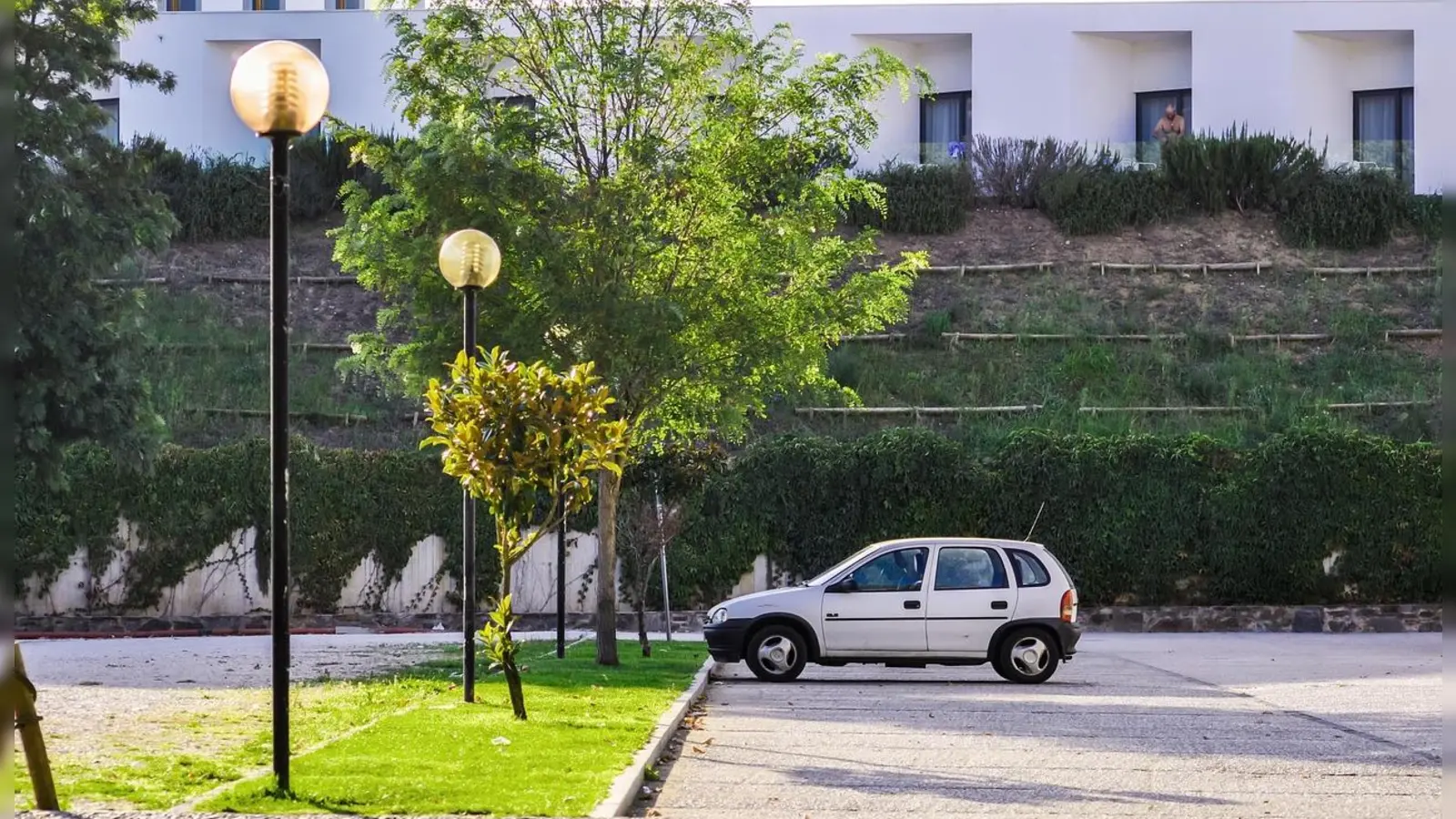  Park+Ride (P+R) Anlagen sollen vor allem Pendler aus dem Umland zum Umstieg auf den ÖPNV bewegen.  (Foto: Pixabay)