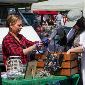 Schnäppchen, so weit das Auge reicht - Flohmarkt auf dem Bayreuther Volksfestplatz (Foto: Stefan Dörfler)