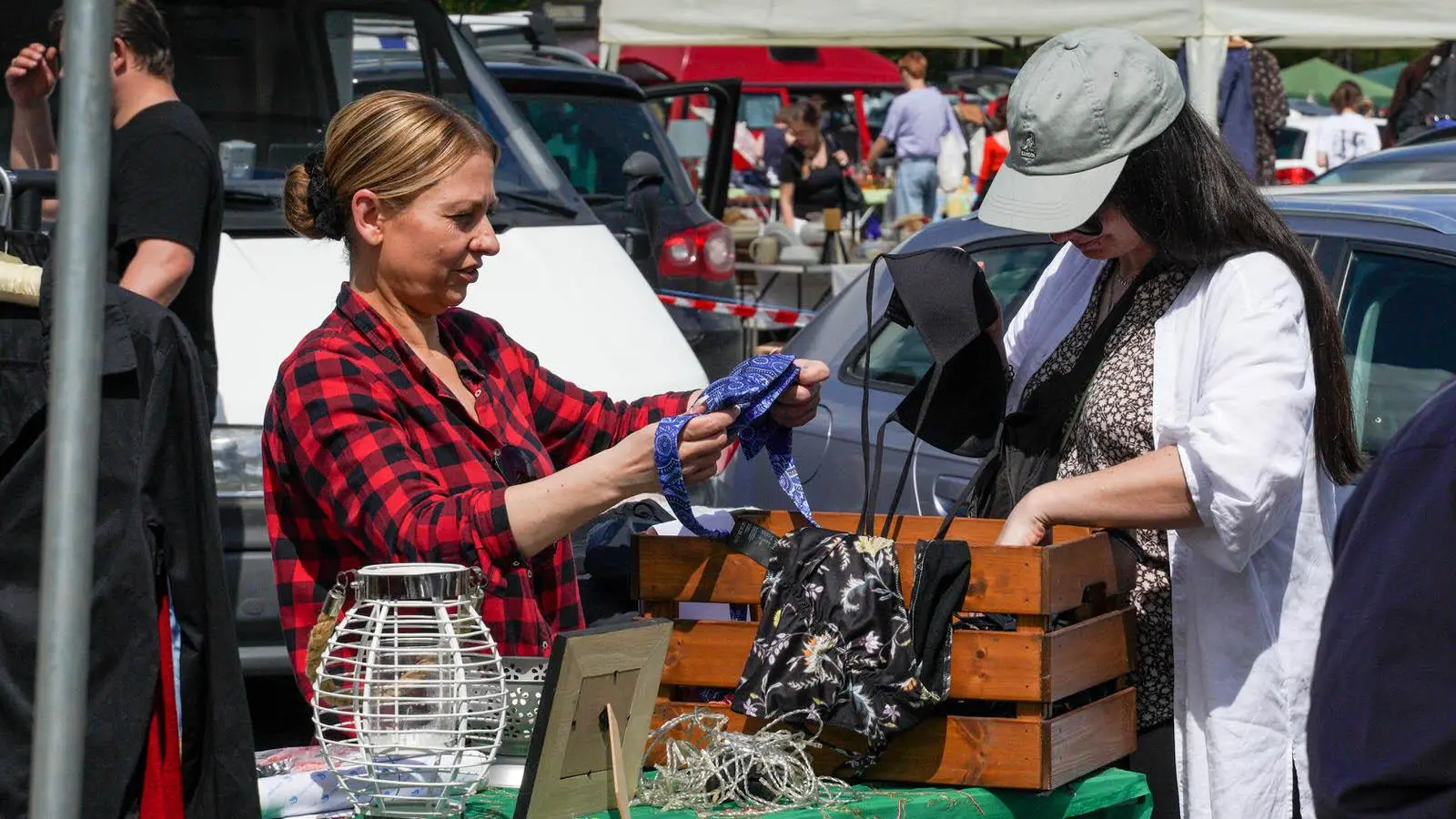 Schnäppchen, so weit das Auge reicht - Flohmarkt auf dem Bayreuther Volksfestplatz (Foto: Stefan Dörfler)