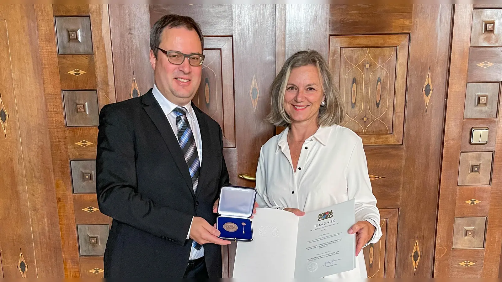 Regierungspräsident Florian Luderschmid überreicht Dr. Beate Kuhn die Kommunale Verdienstmedaille in Bronze.  (Foto: Laetitia Gasse, Regierung von Oberfranken)