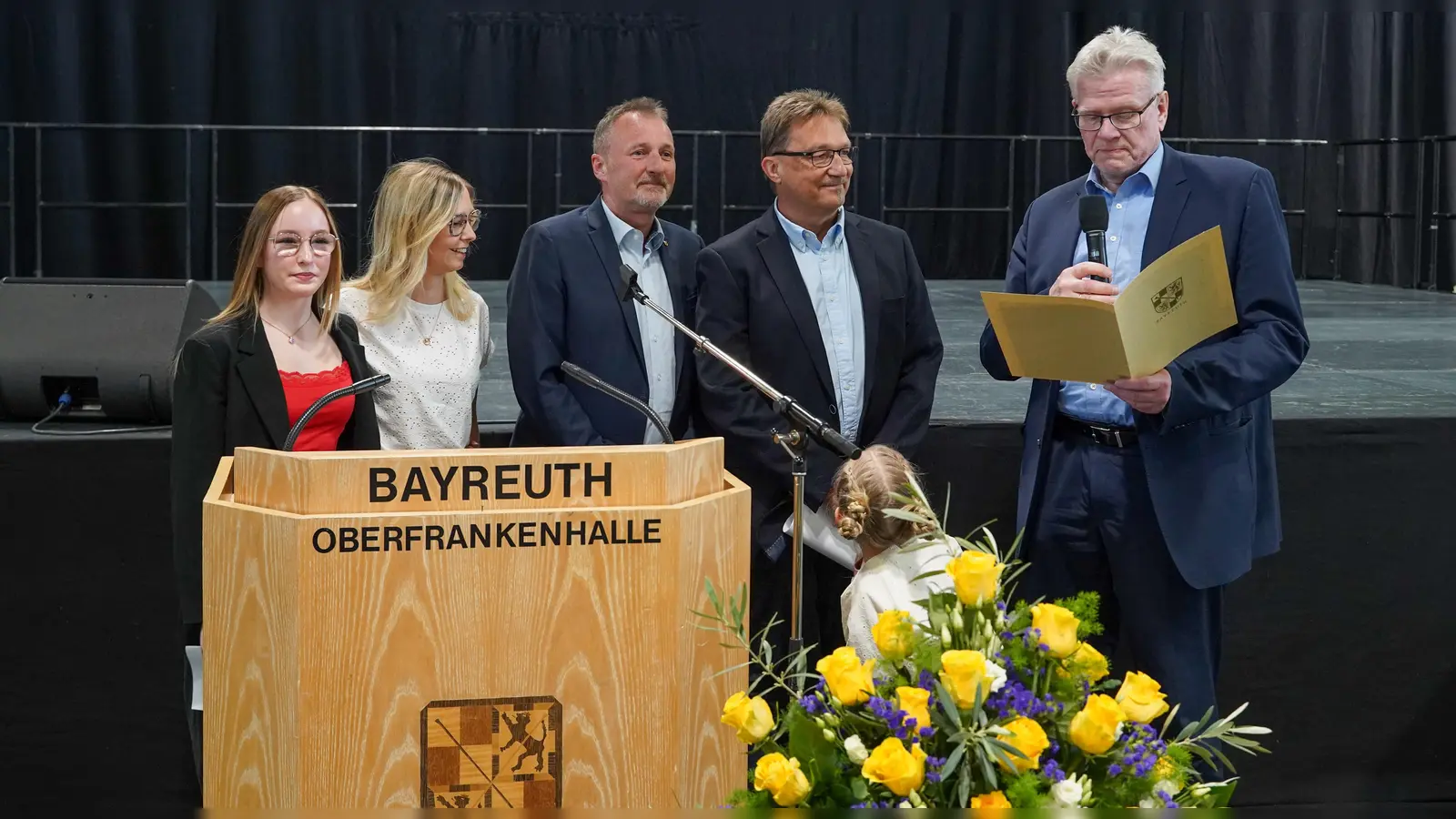 Der Preisträger Bernd Meier (4.v.l.) mit (v.l.:) Enkelin Aurelia, Tochter Kathrin Laudator Stephan Müller und Oberbürgermeister Thomas Ebersberger. (Foto: Dörfler)