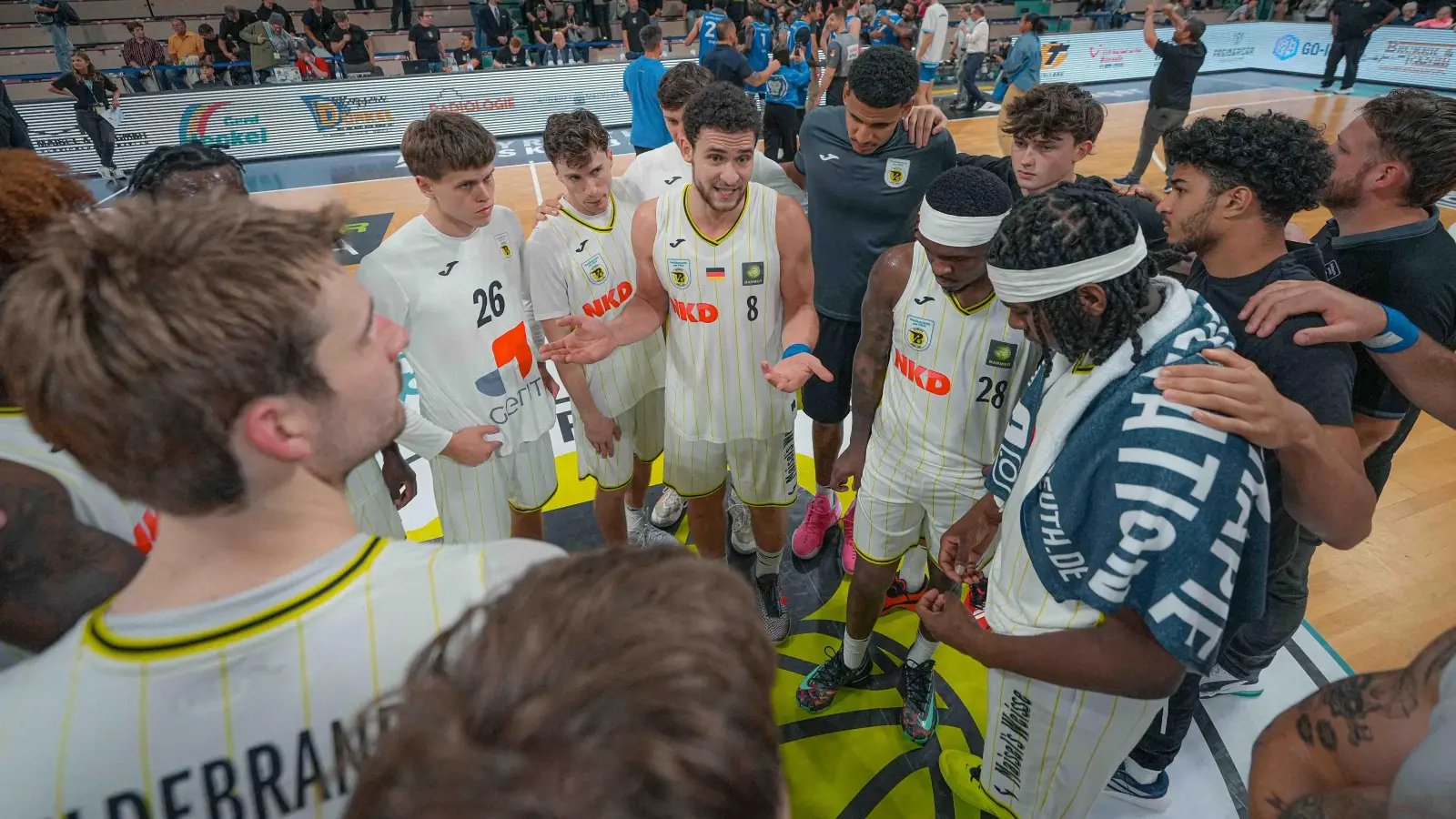 Zusammenhalt von Mannschaft und Fans ist gefordert, um gegen die Orange Academy Ulm den ersten Saisonsieg in der ProA zu erreichen. (Foto: Thorsten Ochs/ochsenfoto.de)