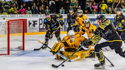 Dominik Piskor (im Vordergrund, an der Scheibe, hier im Heimspiel gegen den EV Füssen) war auch einer der Bayreuther Torschützen in Höchstadt. (Foto: Dirk Ellmer)