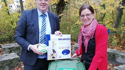 Durch die Fit-Tonne soll das Gesundheitsbewusstsein gestärkt werden (Foto: Marko Ahrens von der Direktion der AOK Bayreuth/Kulmbach und Elisabeth Götz, Schulleiterin des Markgräfin-Wilhelmine-Gymnasiums)